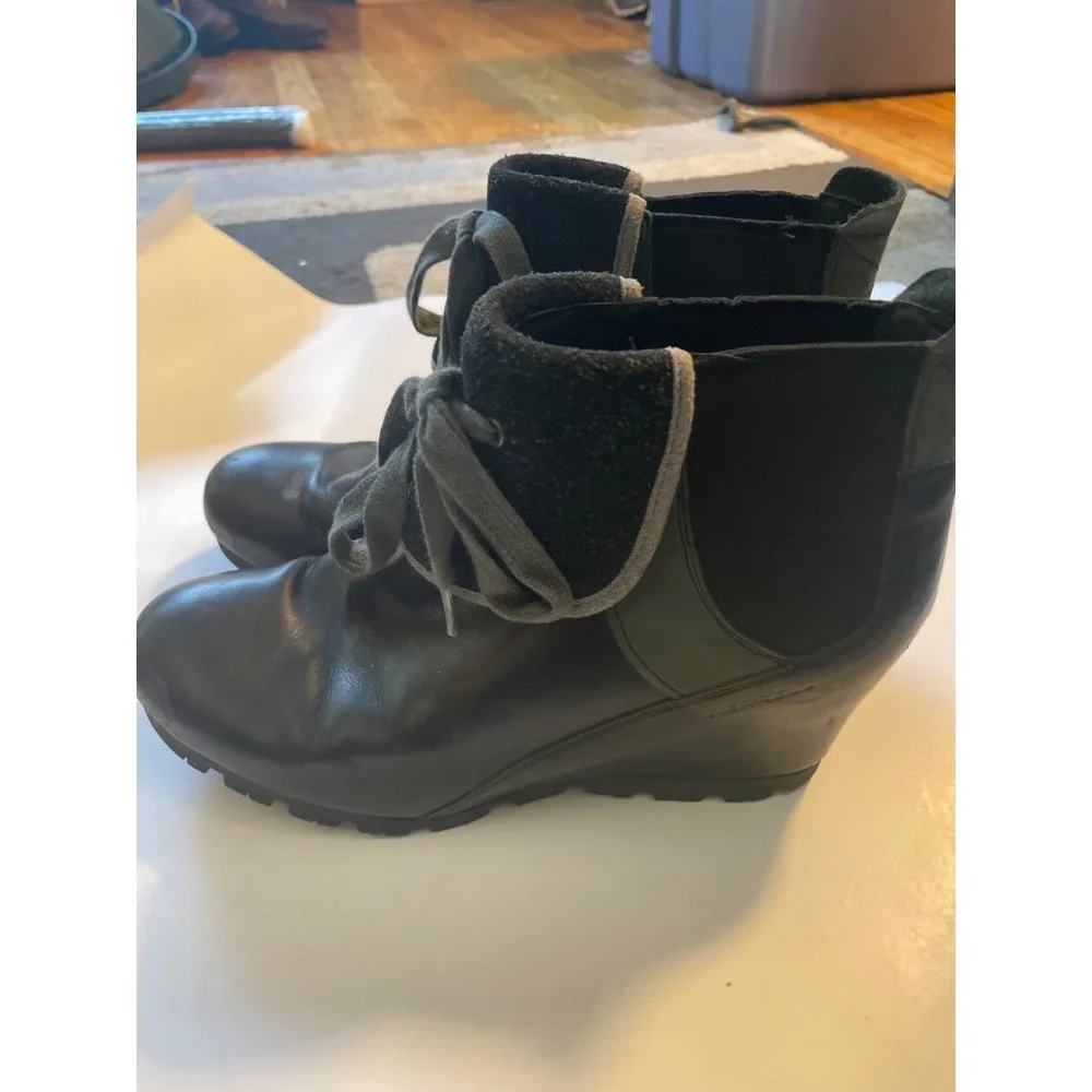 Merril Wedge Women Size 10 Black leather CuffAccent Wedge Treads Boots